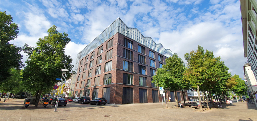 Blickfang: Die gläserne Gebäudehülle des Altmarktgartens in Oberhausen vereint Energieeffizienz mit architektonischer Leichtigkeit – realisiert mit Variolux.