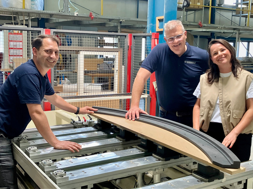 Runde Sache: So verlässt das INSUFOX Profil die GARGIULO Produktionsstätten in Ofterdingen und (hier, am IMA Bearbeitungszentrum mit v.li. Florian Letzgus, Marcus Müller, Luisa Gargiulo) Nehren.