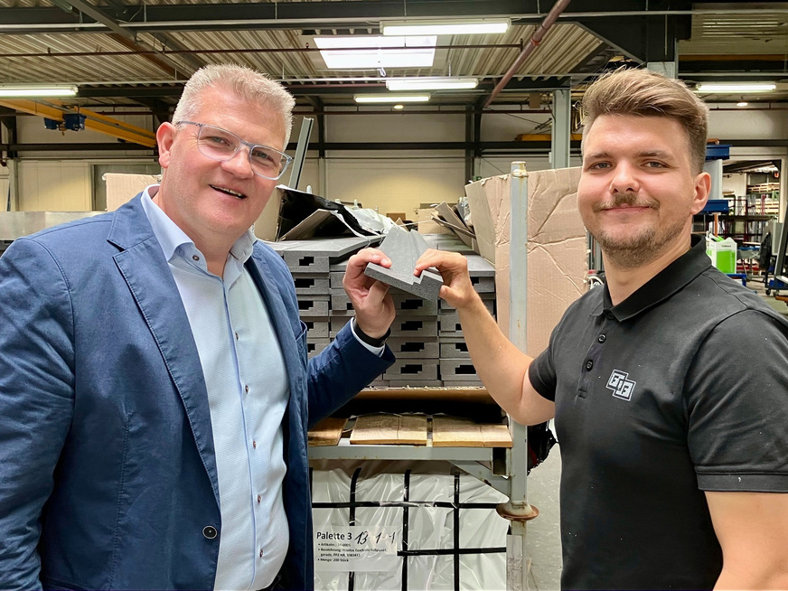 Sauber verpackt, kommt die Ware bei der Feldhaus Fenster + Fassaden GmbH & Co. KG an – GARGIULO Vertriebsleiter Marcus Müller (li.) und Albert Schinman, Projektleiterassistent bei der Firma Feldhaus, sichten den Inhalt der Kartons, ehe das INSUFOX Profil in den Elementen für die Ideenwerft Münster verarbeitet wird.