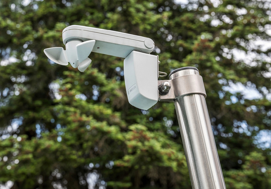 Ein innovativer Sensor misst Sonne und Wind – bei Hitze fährt das Segel automatisch aus, bei Sturm sicher ein. Die Solarversorgung ermöglicht eine kabellose, unkomplizierte Nachrüstung.