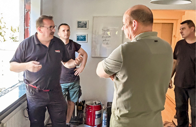 Jörn Voges, Produkt- und Business Development Manager bei Soudal, erläutert das Procedere mit dem MF 167.