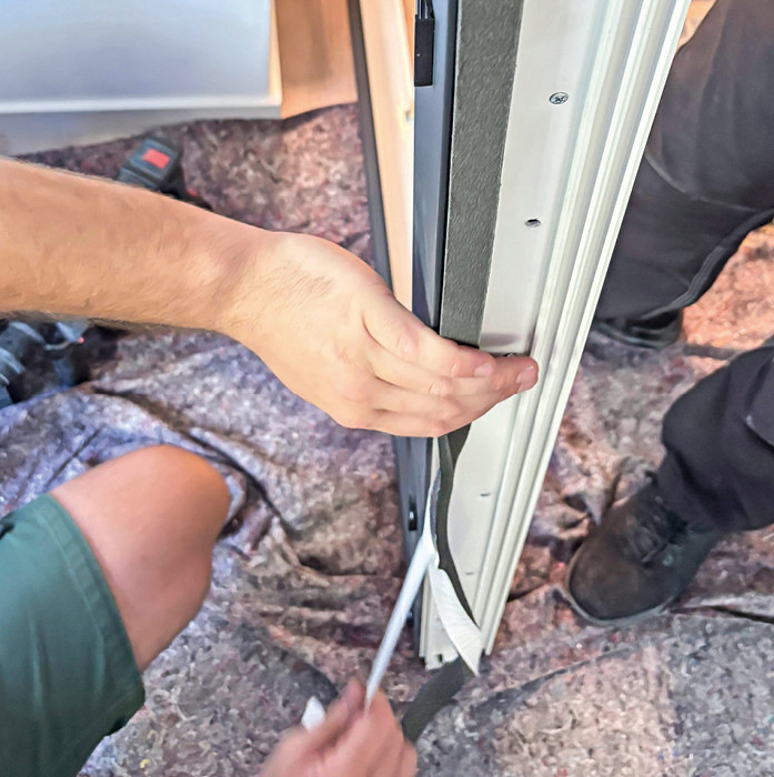 Das vorkomprimierte Fugendichtband wird an den ­äußeren Rand des Blendrahmens mit einem kleinen Rücksprung von wenigen Millimetern aufgeklebt.