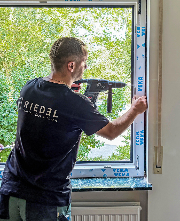 … anschließend ausgerichtet und mit Fenstermontage­schrauben ­fixiert.