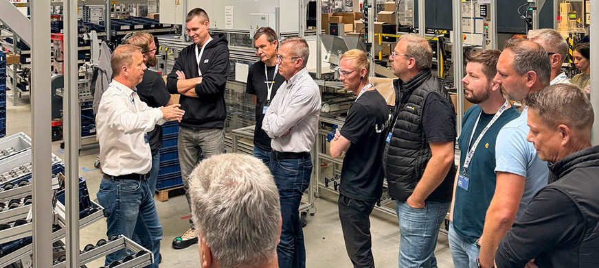 Vertriebsleiter Thomas Schürmann zeigt bei der Werksbesichtigung den elero Qualitätsstandard „made in Germany“.