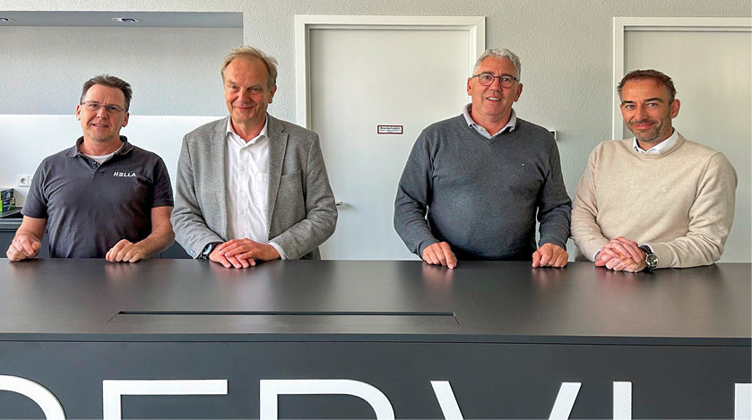 Mit Hans-Albrecht Kohlmann (2.v.l.) und Thomas Zirkel (3.v.l.) übergeben zwei langjährige und ausgewiesene Branchenkenner den Vorsitz des Fachausschusses Raffstoren an die nächste Generation: Felix Perathoner (1.v.l.) übernimmt den Vorsitz, Thorsten Jeßberger (4.v.l.) seine Stellvertretung.Jeßberger (4.v.l.).