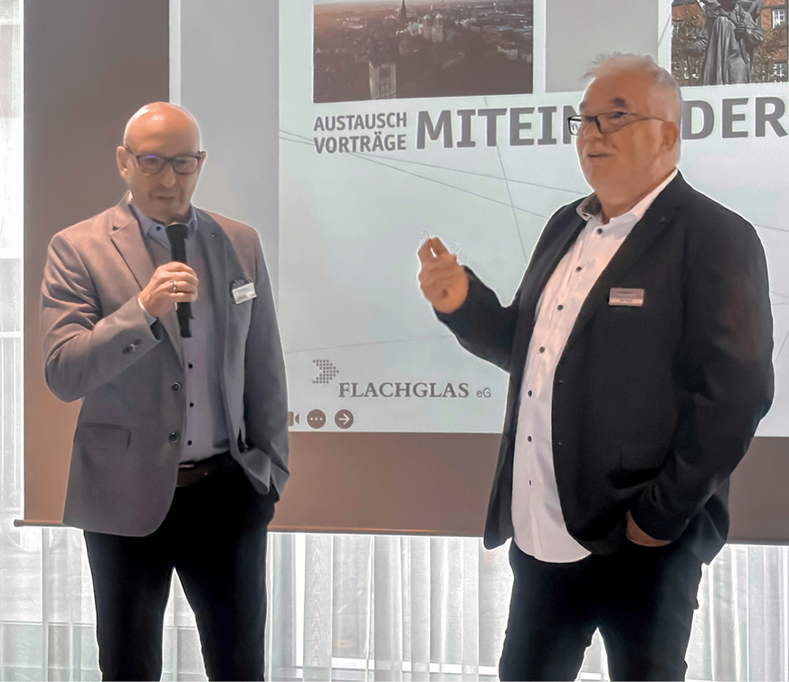 Unter viel Applaus wurde der Fassaden- und Architektenberater Lutz Krone (r.) in den Ruhestand verabschiedet.