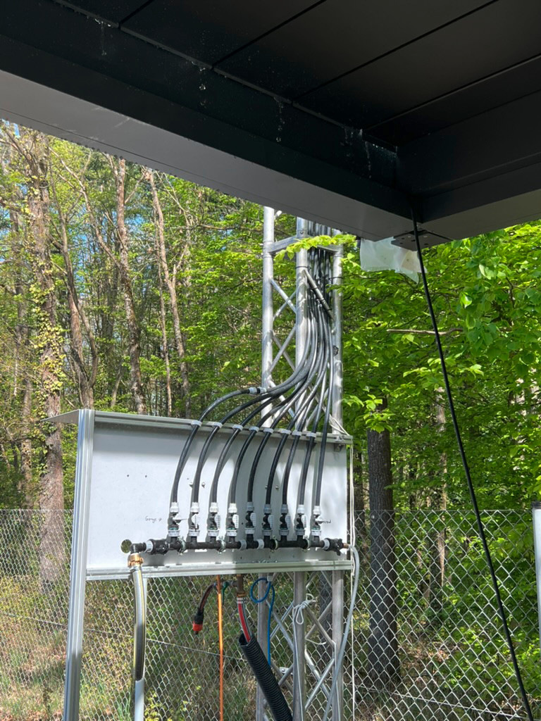 Die Sprühfläche ist in mehrere Sektoren unterteilt, um verschieden große Anlagen individuell nach der Norm DIN EN 13561 oder Starkregensimulationen zu testen.