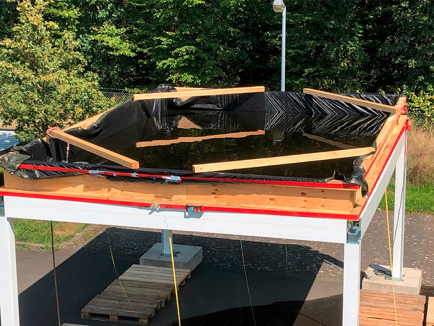 Bei der Schneelastprüfung wird mittels einer definierten Wassermenge nach Eurocode EN 1991-1-3 geprüft, ob die Struktur des Lamelledaches das geforderte Lastniveaus sicher aufnimmt, und das auch bei geöffneten Lamellen.