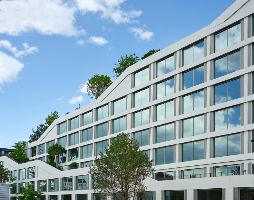 Das streng gerasterte Fassadenbild nimmt das konstruktive Raster auf, das mit 5,40 m Rastermaß und 3,50 m Geschosshöhe auf.