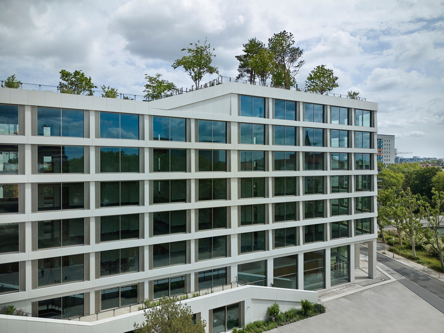 Beim AERA wachsen Fassade, Verglasung und Begrünung zu einem harmonischen Ganzen zusammen und lassen die Grenzen zwischen Natur und Bauwerk verschwimmen.