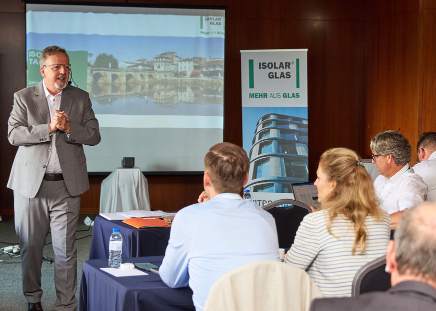 Hans-Joachim Arnold begrüßt die Besucher in Portugal