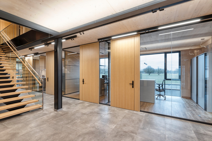 Gläserne Flurtrennwände sorgen für eine lichtoffene Atmosphäre.