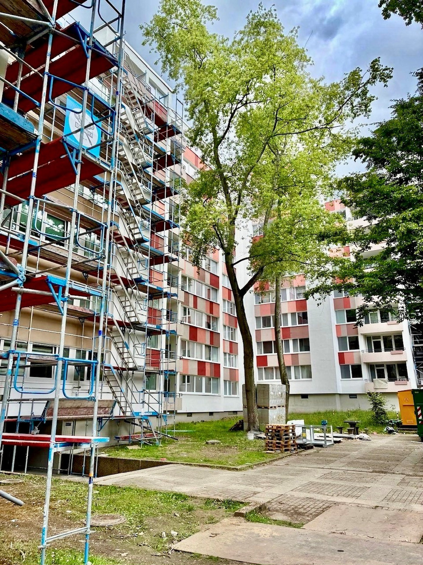 Okna Nowak ist auf einer großen Sanierungsbaustelle in Maintal tätig – mit engem Zeitplan.