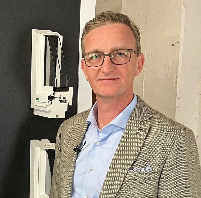 Thomas Reinhard, Leiter Produktmanagement und Mitglied der Geschäftsleitung, steht stellvertretend für die Entwicklungsoffensive bei KNEER-SÜDFENSTER: „Das neue Fenstersystem sorgt für Gesprächsstoff, und die Bestellungen stimmen uns zuversichtlich. Wir sehen künftig noch großes Potenzial im Rahmenmaterial Holz.“