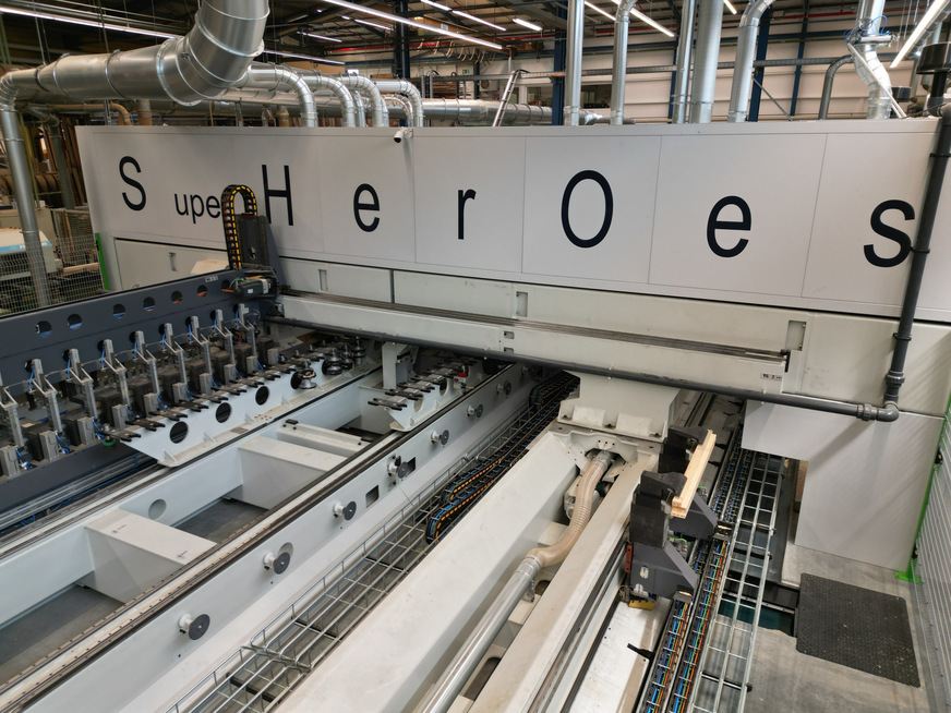 Nach der Querbearbeitung folgen Außen- und Innenprofilierung, insgesamt bearbeiten 16 Spindeln – wechselweise bestückt mit Bohrer und Fräser – die Werkstücke.