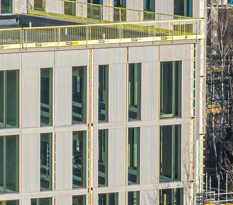 Die Kombination aus dem erneuerbaren bARK-System und den Isolierglaseinheiten mit Ködispace 4SG reduziert die Klimabilanz der Fassade des Volvo-Innovationszentrums um 50 Prozent.