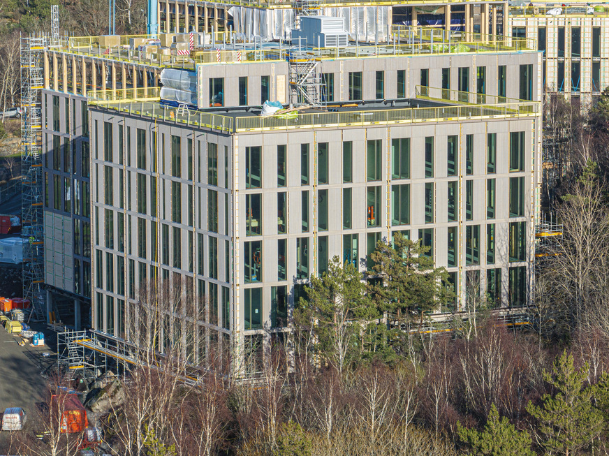 Design und nachhaltige Architektur: Die Kombination aus Holz-Hybridbauweise mit dem bARK-Holzfassadensystem von Fasadglas und den ISO-Einheiten von Glasgruppen, mit dem Warme-Kante-System Ködispace 4SG sorgt für Energieeffizienz