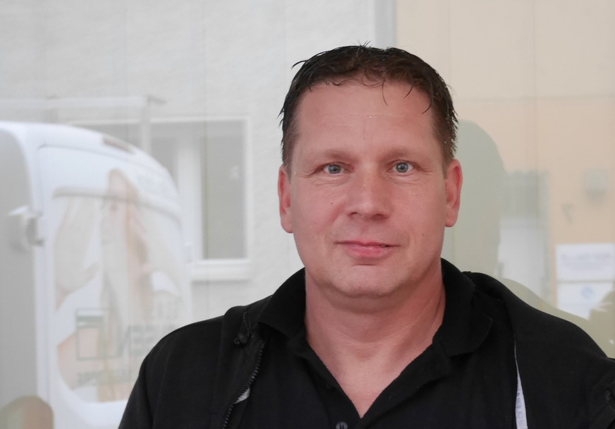 Glasermeister Sascha Jansen bei einer Montage in Köln