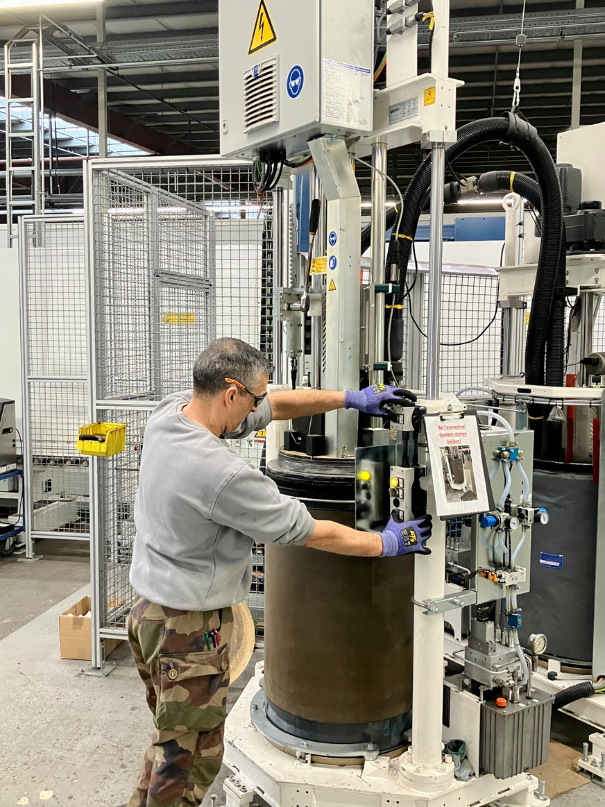 Fasswechsel in der Josef Meeth Fensterfabrik: Das TPS-System Ködispace 4SG ersetzt Abstandshalter, Trockenmittel und Primärdichtstoff mit nur einem Material, das direkt aus dem Fass auf die Scheibe appliziert wird.