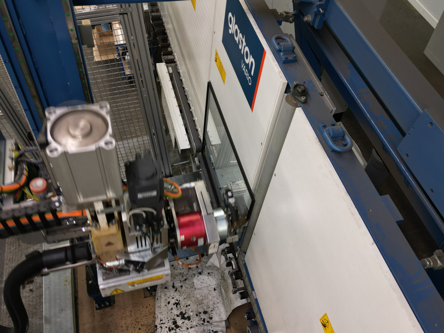 Das Warme-Kante-System wird mit dem eigens entwickelten TPS-Applikator von Glaston per Roboter auf die Glasscheiben appliziert. So produziert Josef Meeth seine Isolierglaseinheiten vollautomatisiert auf einer Linie.