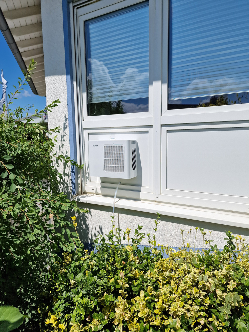 Ansicht des Klimagerätes, das im Fensterfeld montiert ist