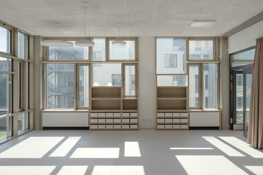 Und so sehen die Schüler die Gebäudehülle ihrer Schule mit den vielen Gläsern von Innen.