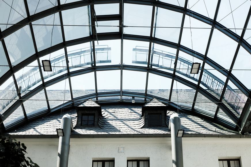 Unterschiedlich bedruckte Glasflächen sorgen gezielt für Temperaturunterschiede unter dem Dach und reflektieren Strahlungswärme.