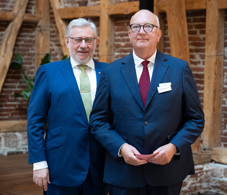 Auch Martin Meesenburg war gekommen, um Wolf Hoppe in den Ruhestand zu verabschieden.