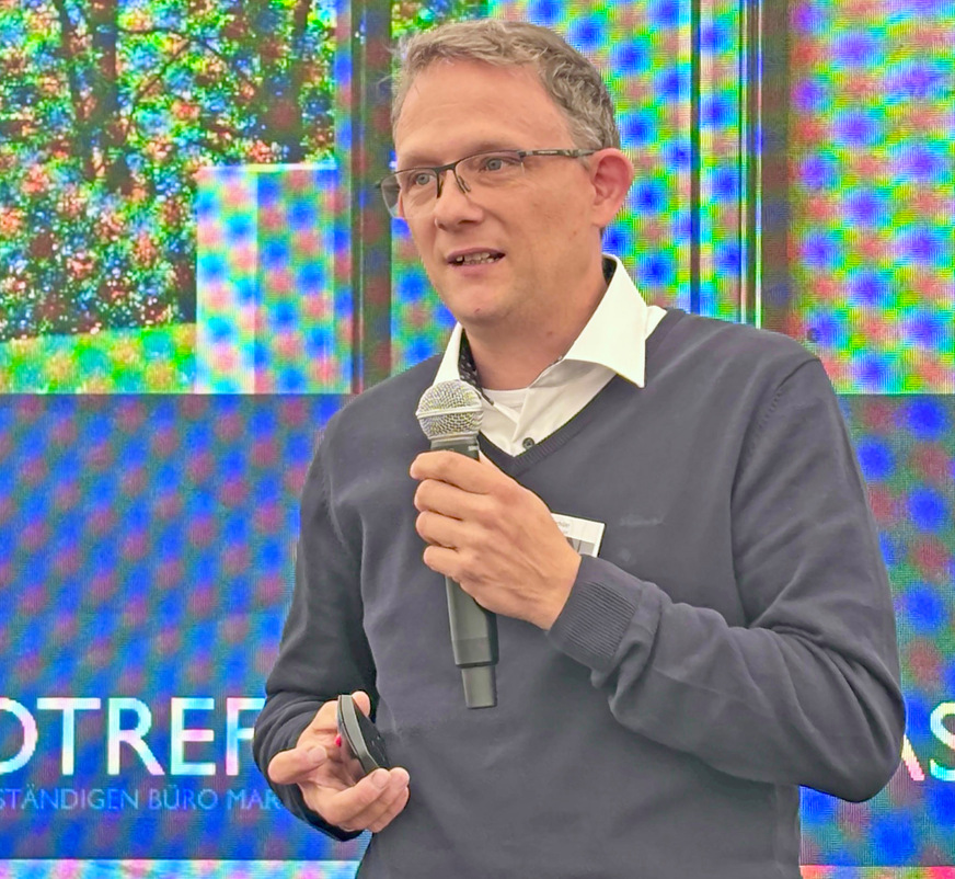 Der Sachverständige Marc Schütt auf dem NFF: Der Fachmann stellte Schäden aus der Fenster- und Fassadenbranche in den Fokus und gab Tipps zur Vermeidung von Ausführungsfehlern.