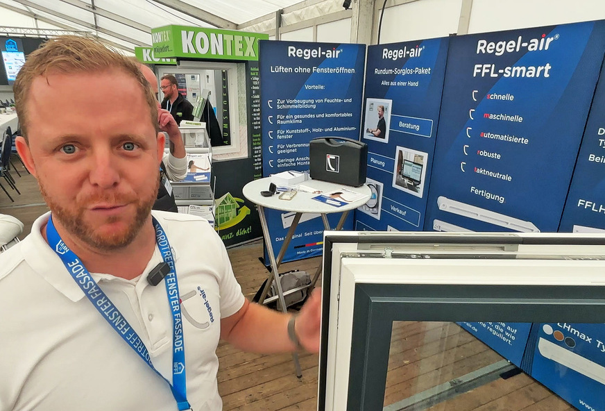 Technischer Außendienstler Raphael Maas präsentiert zum ersten Mal auf den NFF den neuen Fensterfalzlüfter von Regel-air