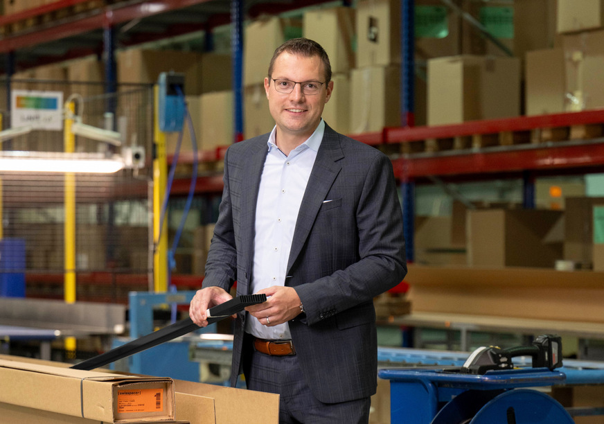 Swisspacer CEO Matthias Bach mit dem neuen Ultimate | Nyxé – ein Produkt, das Design, Performance und Ressourcenschonung verbindet.