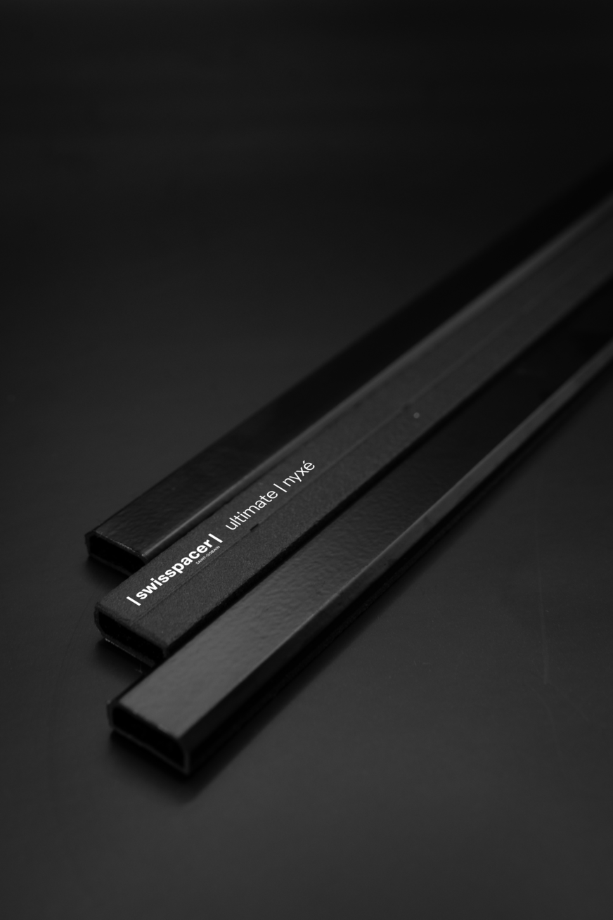 Der neue Abstandhalter kombiniert elegantes Design mit einem Recyclinganteil von 33 % – und bewährter Swisspacer Ultimate Performance.