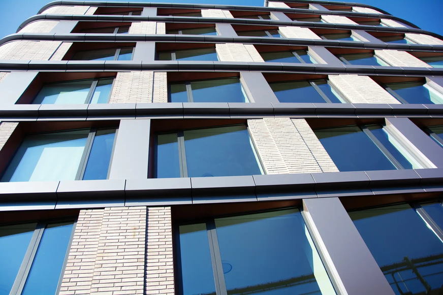 Rund 5000 m2 Ornilux mikado A7 Vogelschutzglas wurde am Broadway 555 verbaut
