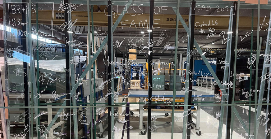 Zufriedene Mitarbeiter: Alle haben hier auf der Scheibe unterschrieben