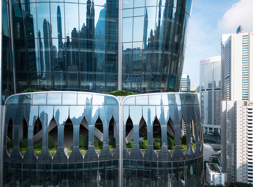 Die Glasbeschichtungen für die skulpturale Fassade entwickelten Experten von Glas Trösch in Zusammenarbeit mit dem ­Designteam von Zaha Hadid Architects.