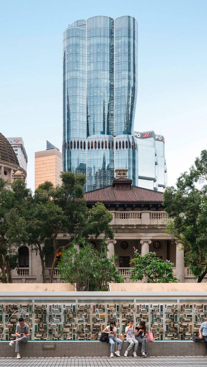 Das 36-stöckige „The Henderson“ von Zaha Hadid ­Architects prägt das Finanzviertel Hongkongs mit organischen Formen und einer innovativen Glasfassade.