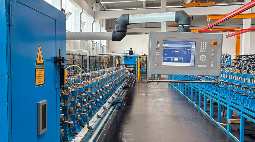 Links im Bild: Auf diesen Rollformanlagen durchlaufen Stahlbänder bis zu 40 Bearbeitungsschritte, bis ihre ­endgültige Form erreicht ist. Rechts werden bereits die Werkzeuge für den nächsten Prozess vorbereitet.