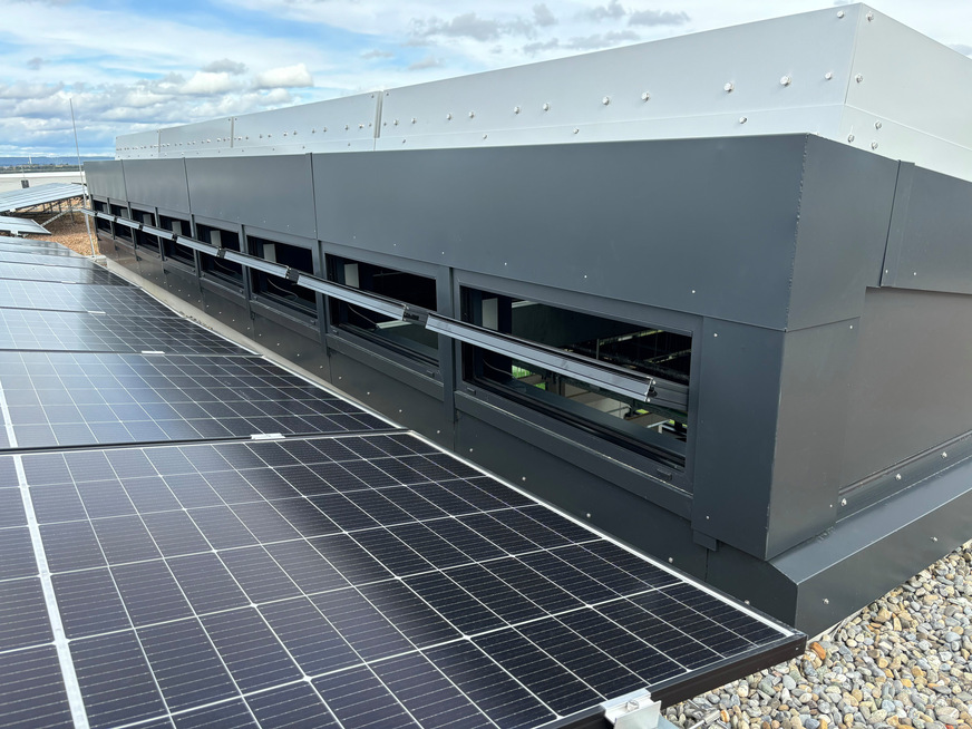 Sensor- und motorbetriebene Fensterflügel in Dach und Fassade sorgen für Nachtauskühlung und frische Luft während der Betriebszeiten.