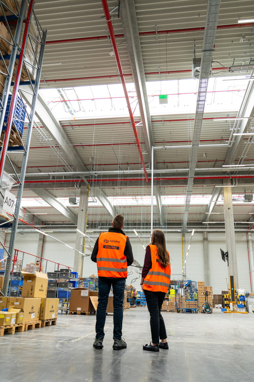 Vier Vario-Therm Lichtbänder sorgen für die natürliche Belichtung der Lager- und Logistikhalle.