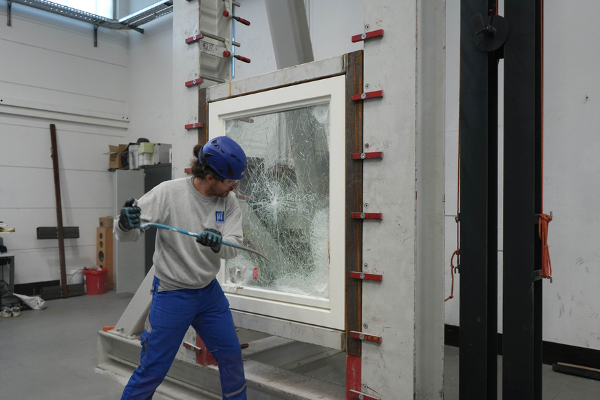 Hier eine manuelle Prüfung mit diversen Werkzeugen, um die Leistungsfähigkeit der Sicherheitsgläser zu testen.