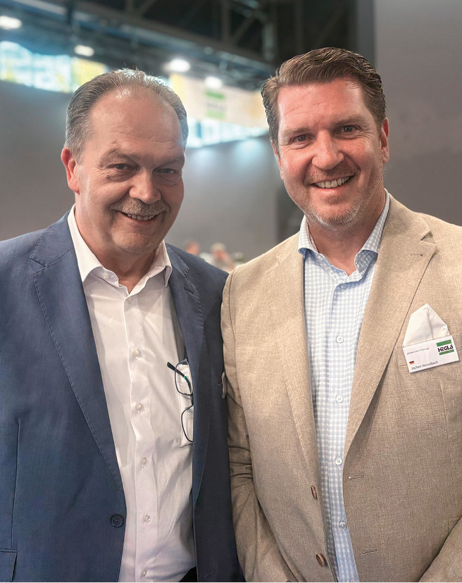 Die Hegla CEOs Bernhard Hötger und Jochen H. Hesselbach. Hegla zeigte eine Zuschnittanlage für Dünnglas