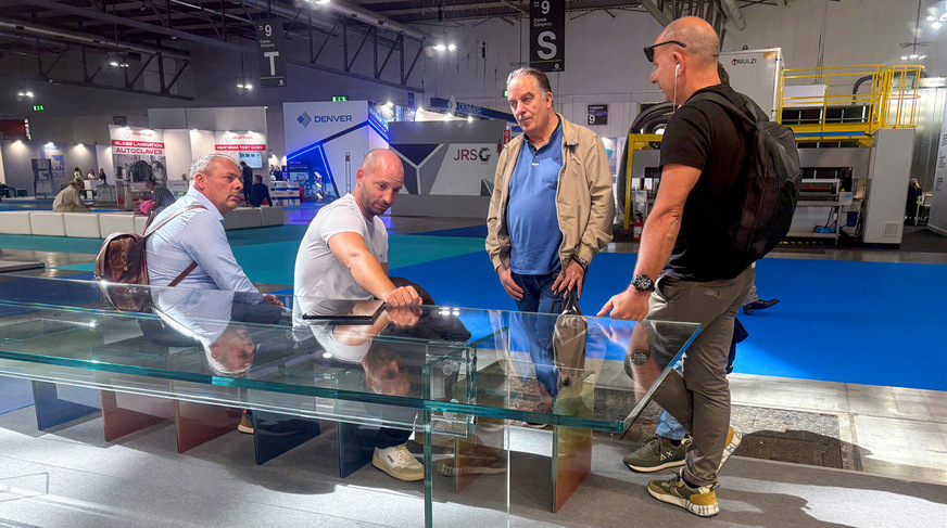 Am Messestand des Glasherstellers Pilkington konnten die Messebesucher unter anderem auch interessante gläserne Möbel begutachten.