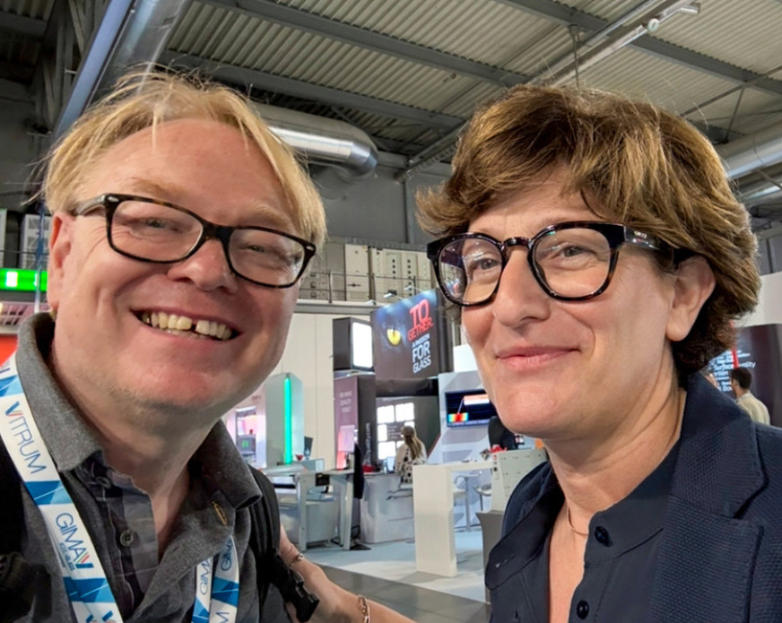 Lucia Masutti (r.), neue General Managerin des GIMAV und der Vitrum mit GW Redakteur Matthias Rehberger.