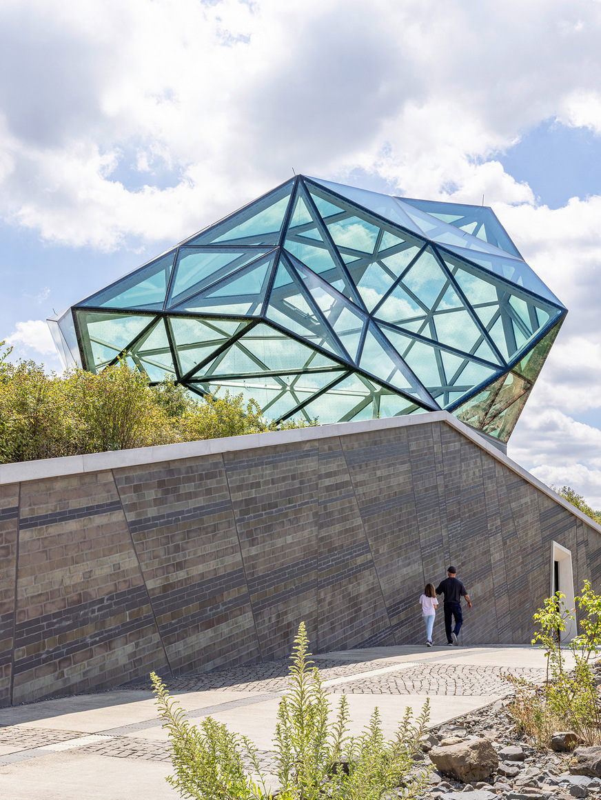 Durch die unregelmäßige Form der facettierten Hallenüberdachung ist jeder Knotenpunkt, jeder Träger und jede Glasfläche individuell geformt.