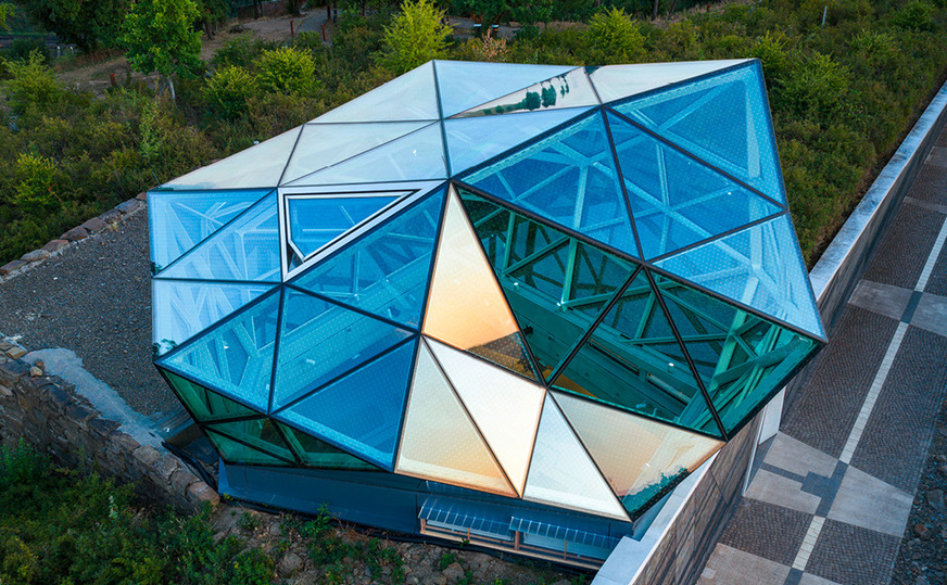 Die 2-fach-Isoliergläser der Dachkonstruktion bestehen aus zwei VSG-Scheiben und sind allseitig linienförmig gelagert. Jede Scheibe wurde individuell dimensioniert.