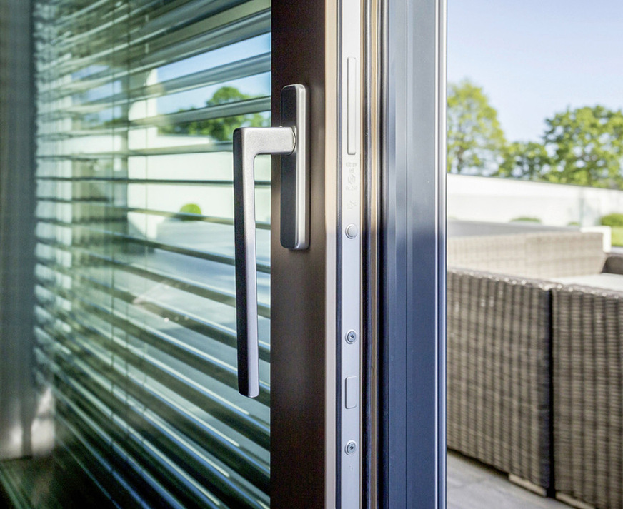 Die Verbundfenster mit I-tec Shading vereinen vier Schutzfunktionen in ­einem System: Sicht-, Wärme-, Schall- und Sonnenschutz.