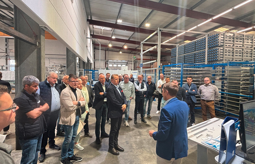 Matthias Lemuth erläutert den Gästen, dass in dieser Halle noch weitere Anlagentechnik aufgebaut wird.