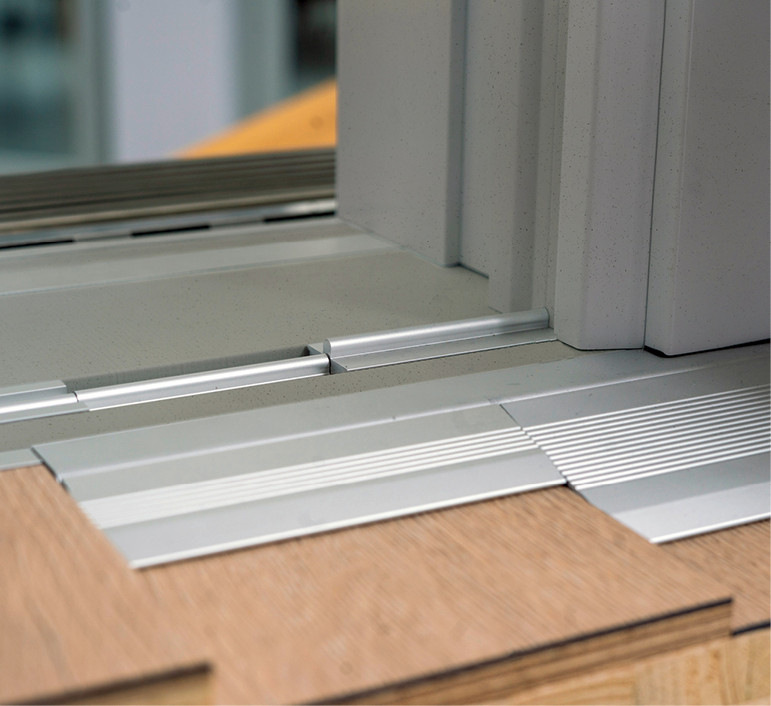 Die intelligent konstruierte Bodenschwelle hat einen nur 25 mm hohen Grundkörper und wird als echte Nullschwelle verbaut. Eine zukunftssichere, förderfähige Lösung für Planer, die ­sowohl ästhetische Qualität als auch rechtliche Vorgaben im Blick haben.