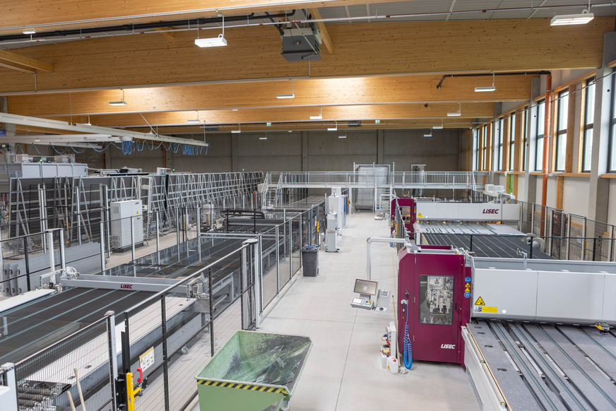 Parallel zur VSL-A Glasschneidelinie steht links eine ESL-RS Floatglas-Schneideanlage für beschichtete Gläser mit automatischer X-Y-Z-Brechung und zusätzlichem manuellen Brechtisch