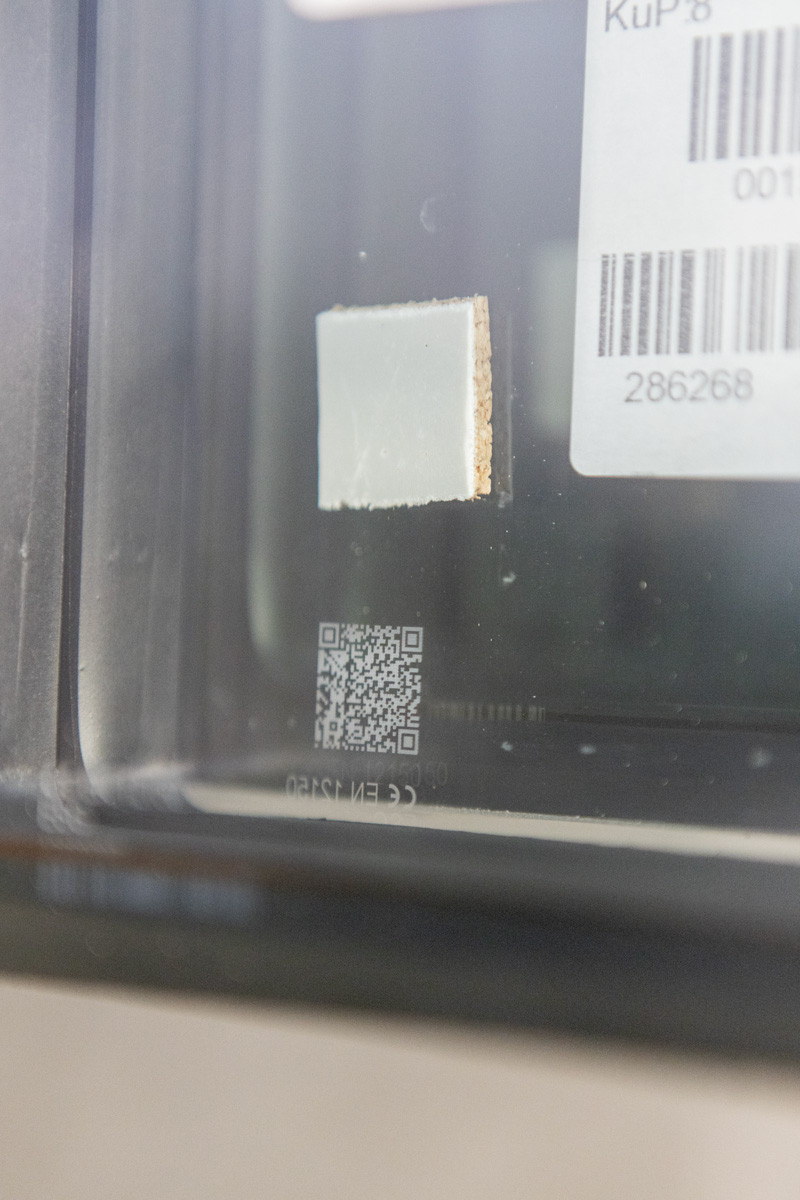 Finaler QR-Produktcode: Per Laser aufgebracht, dient er der dauerhaften Identifikation der ISO-Einheiten, inklusive direktem Zugriff auf die Leistungserklärung und die CE-Zertifizierung eines jeden Isolierglases.